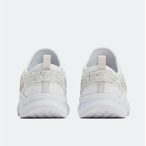 Fabletics Redondo Performance Sneaker - Picture 2 of 14